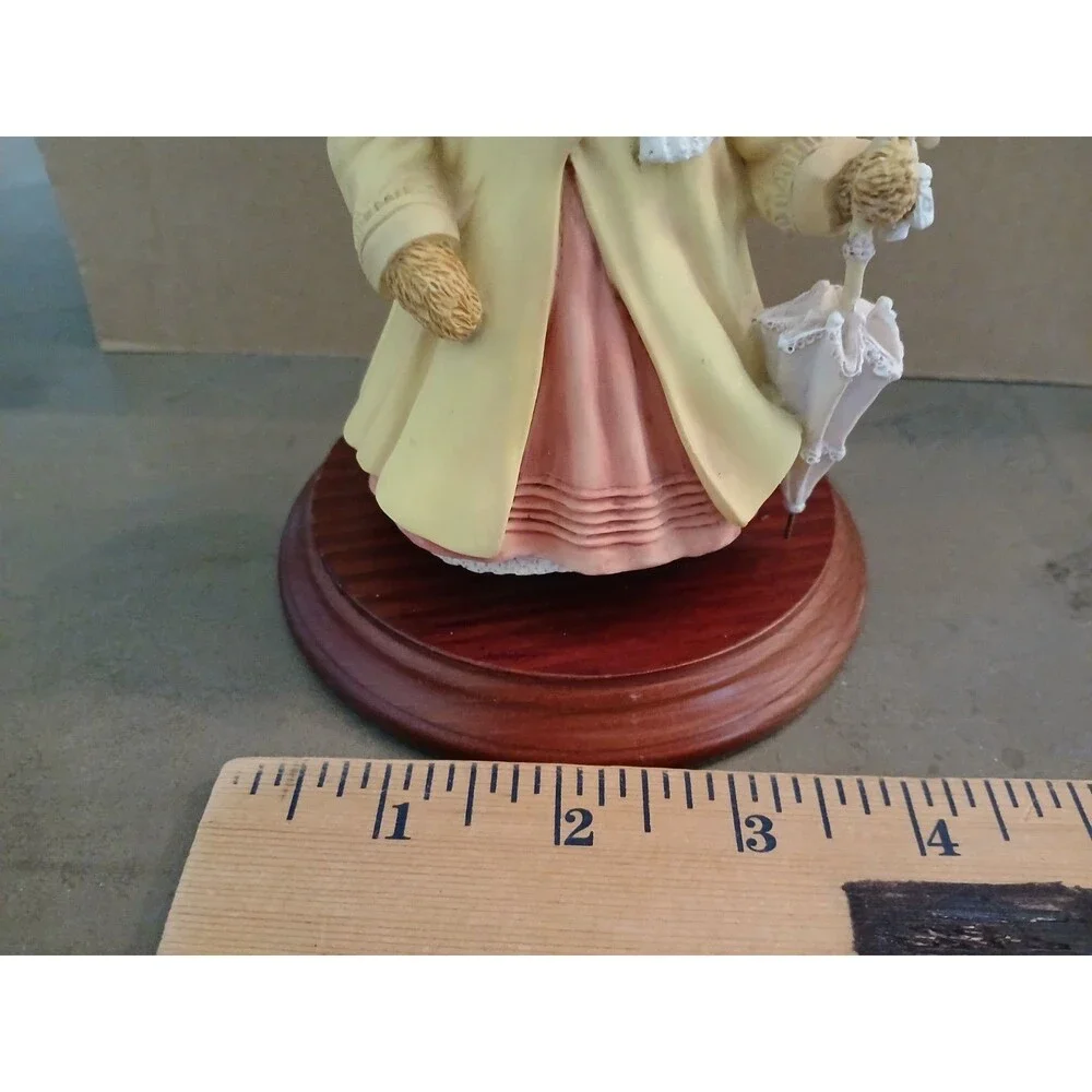 Upstairs Downstairs Bears Female Holding Umbrella Figurine Shelf Decoration